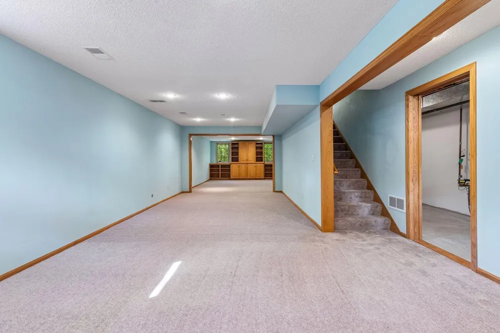 1933 Charlton St, West Saint Paul, MN 55118
