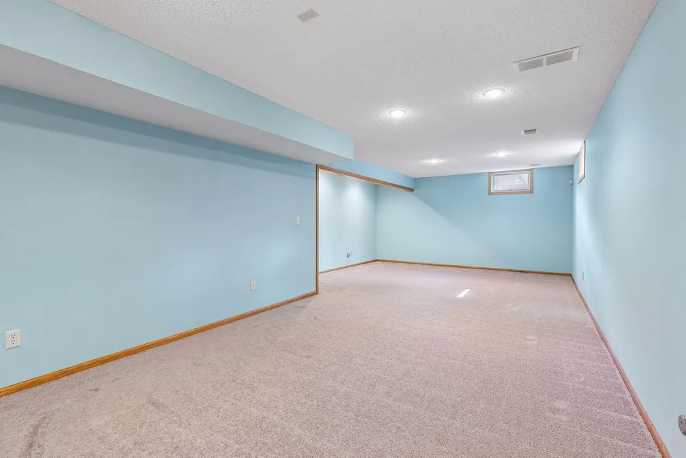 1933 Charlton St, West Saint Paul, MN 55118