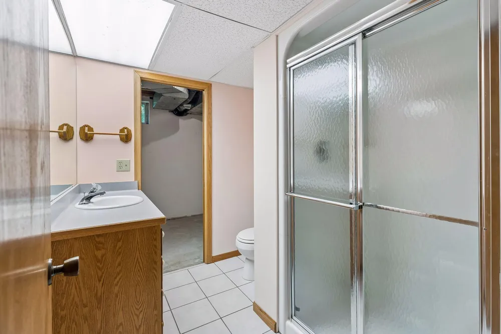 1933 Charlton St, West Saint Paul, MN 55118