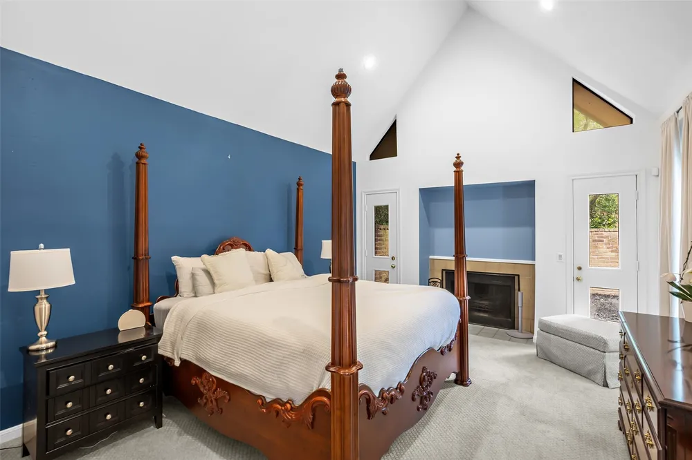 208 Sugarberry Circle, Houston, TX 77024