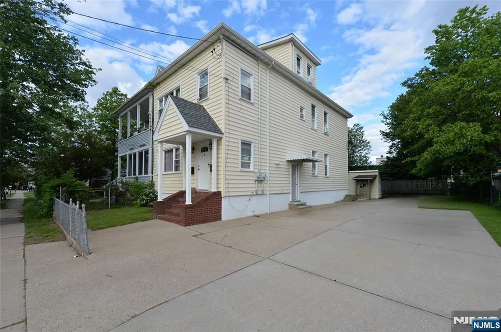 6 May St, Wallington, NJ 07057