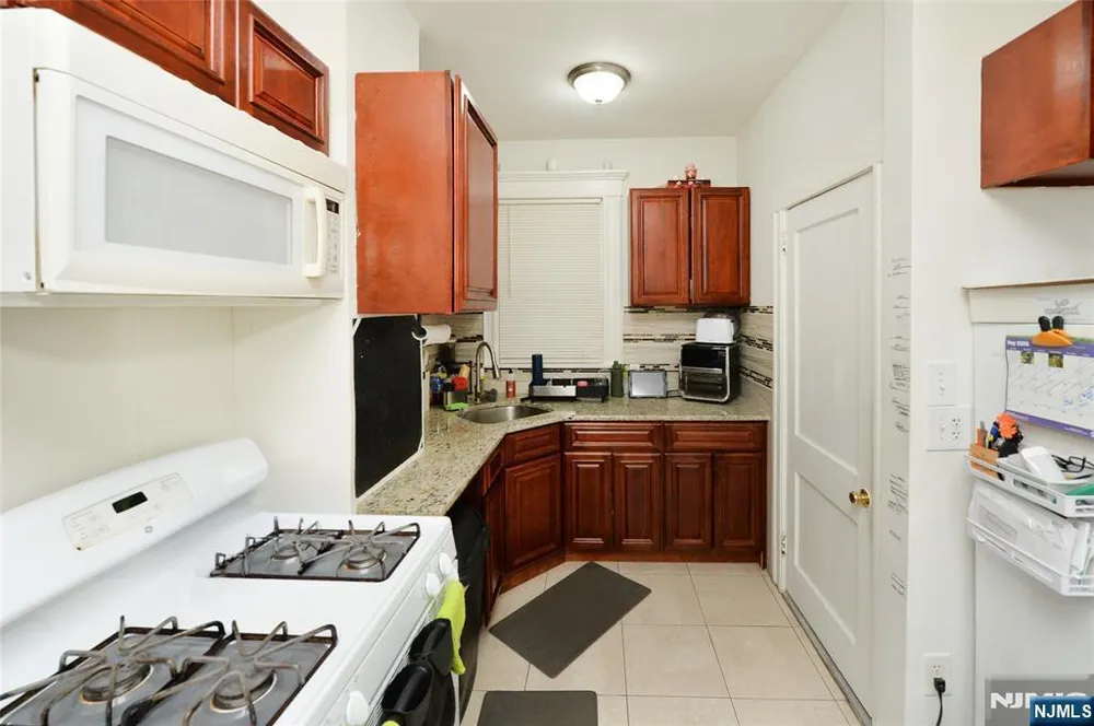 6 May St, Wallington, NJ 07057