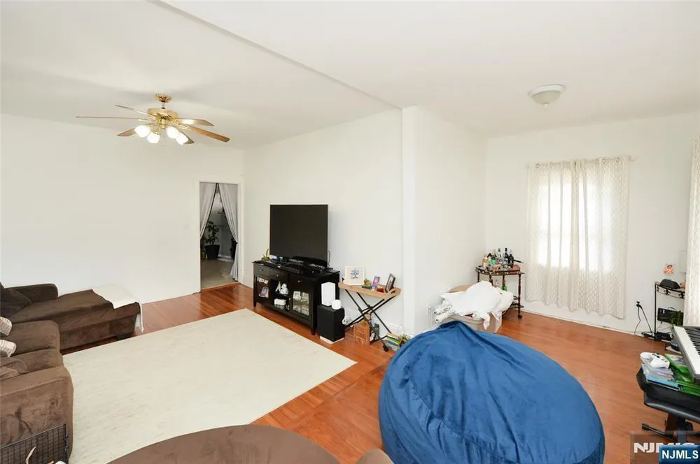 6 May St, Wallington, NJ 07057