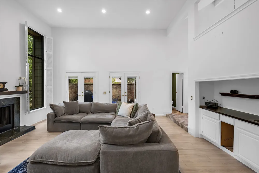 208 Sugarberry Circle, Houston, TX 77024