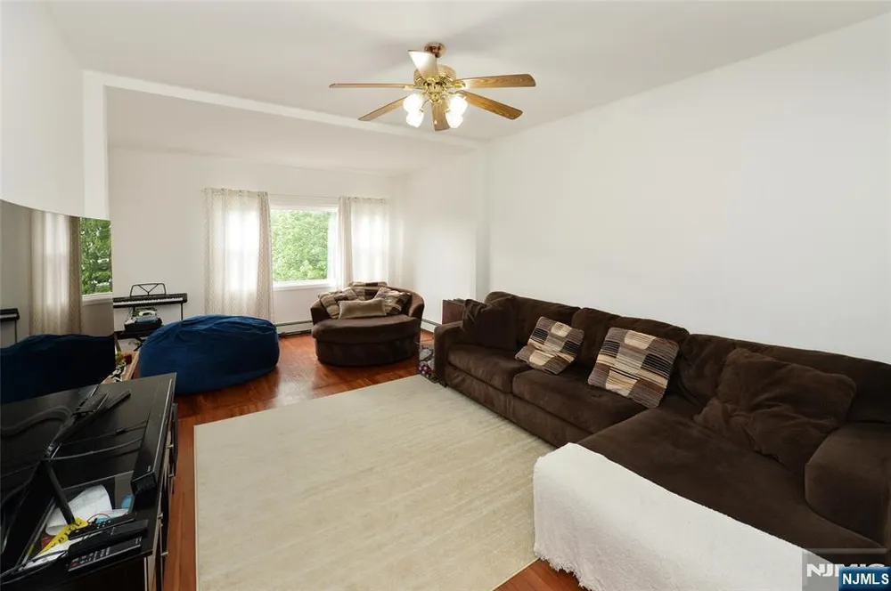 6 May St, Wallington, NJ 07057