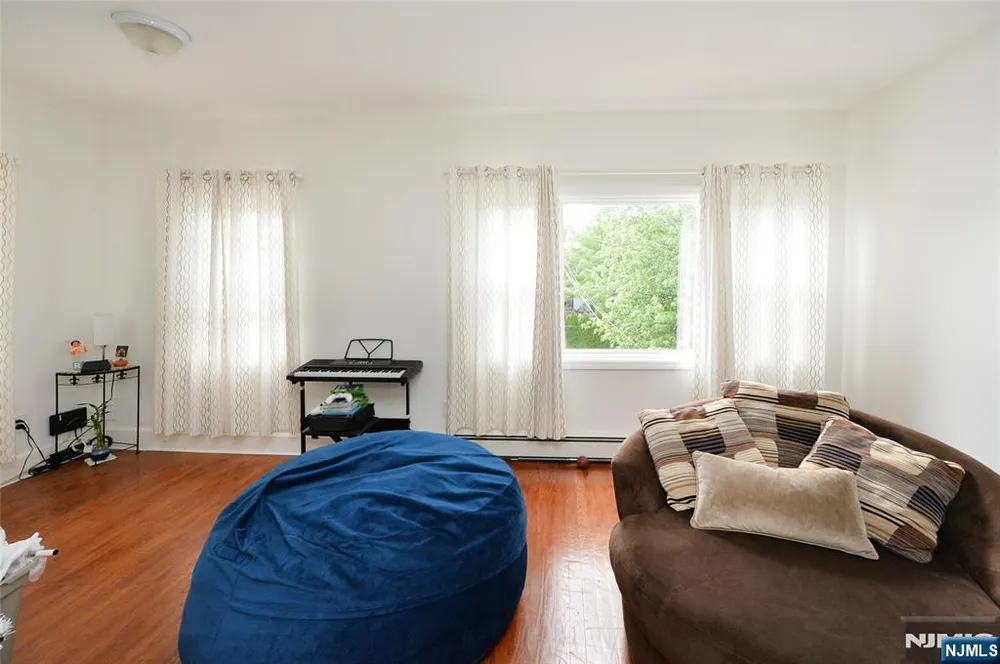6 May St, Wallington, NJ 07057