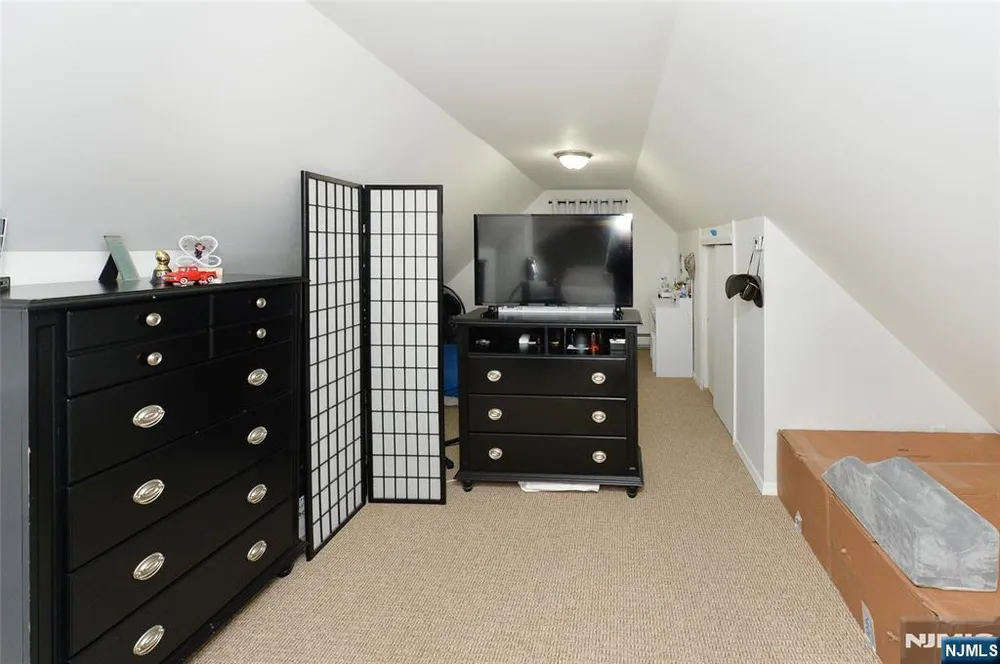 6 May St, Wallington, NJ 07057