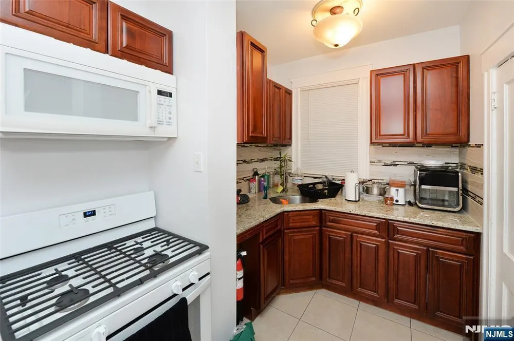 6 May St, Wallington, NJ 07057