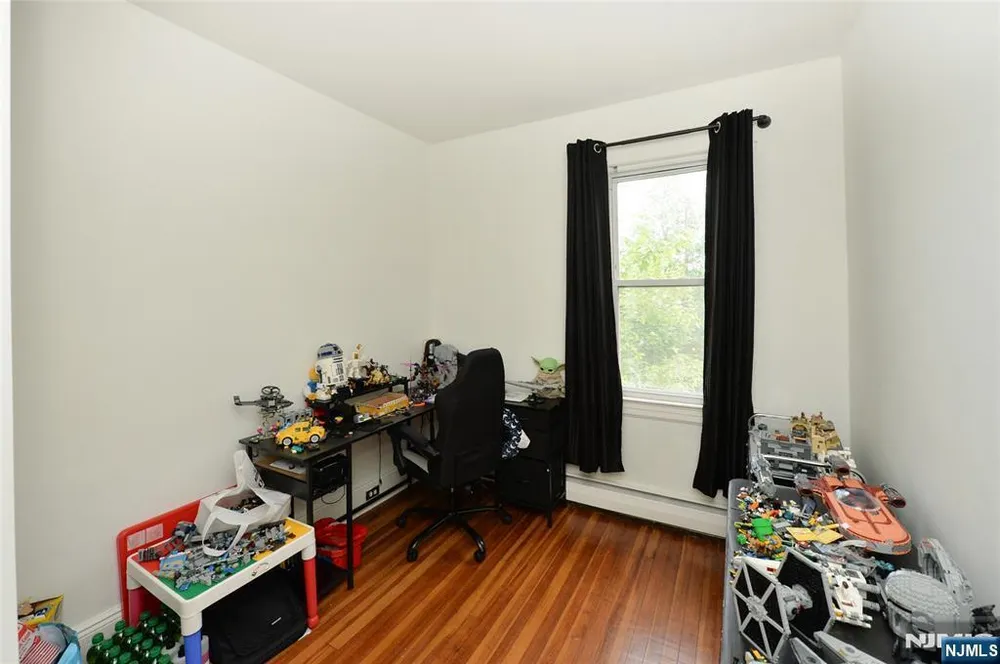 6 May St, Wallington, NJ 07057