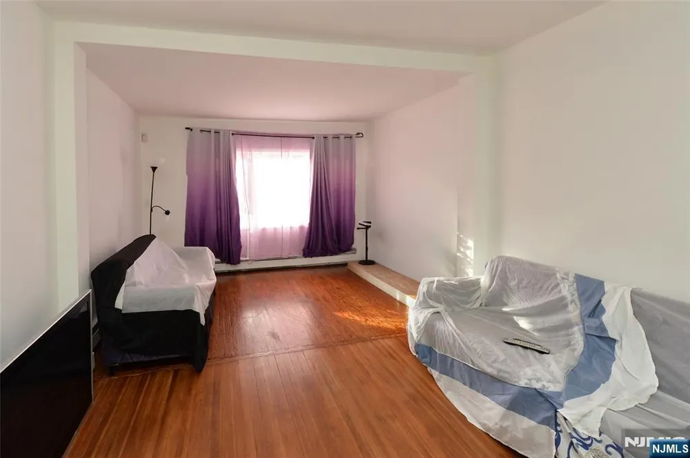 6 May St, Wallington, NJ 07057