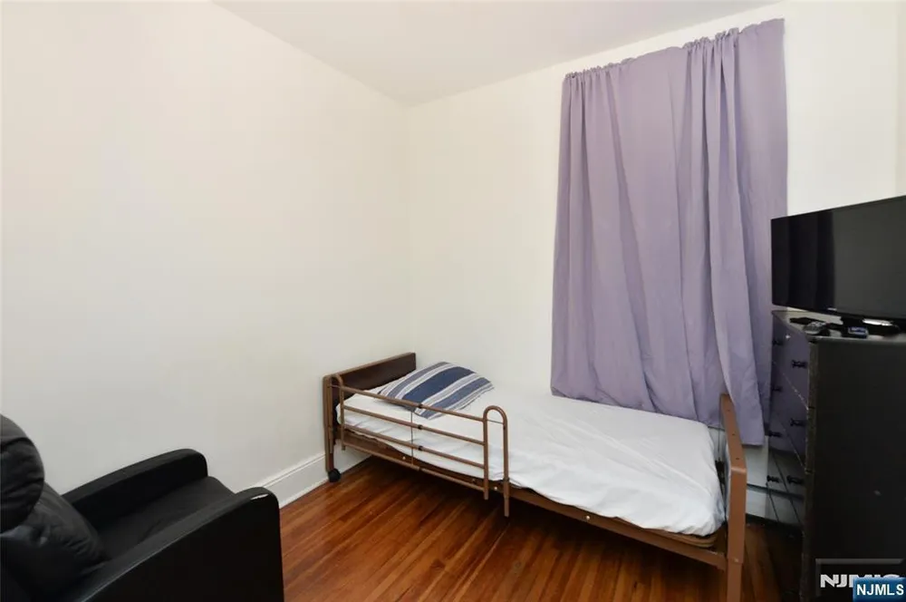 6 May St, Wallington, NJ 07057