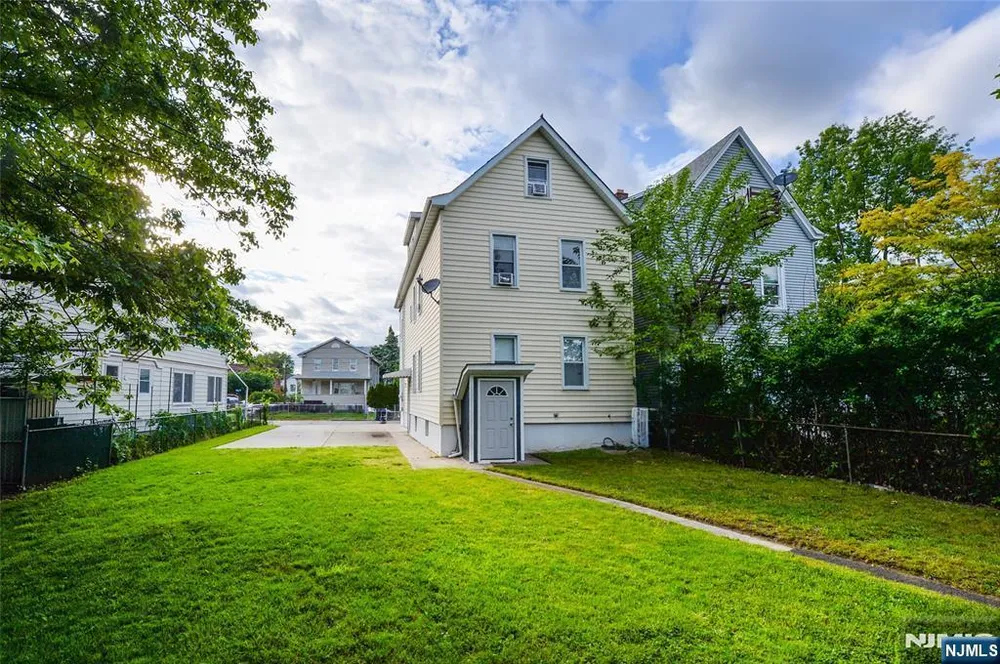 6 May St, Wallington, NJ 07057