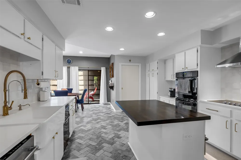 208 Sugarberry Circle, Houston, TX 77024