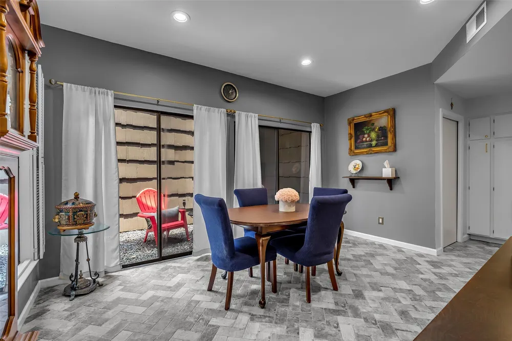 208 Sugarberry Circle, Houston, TX 77024