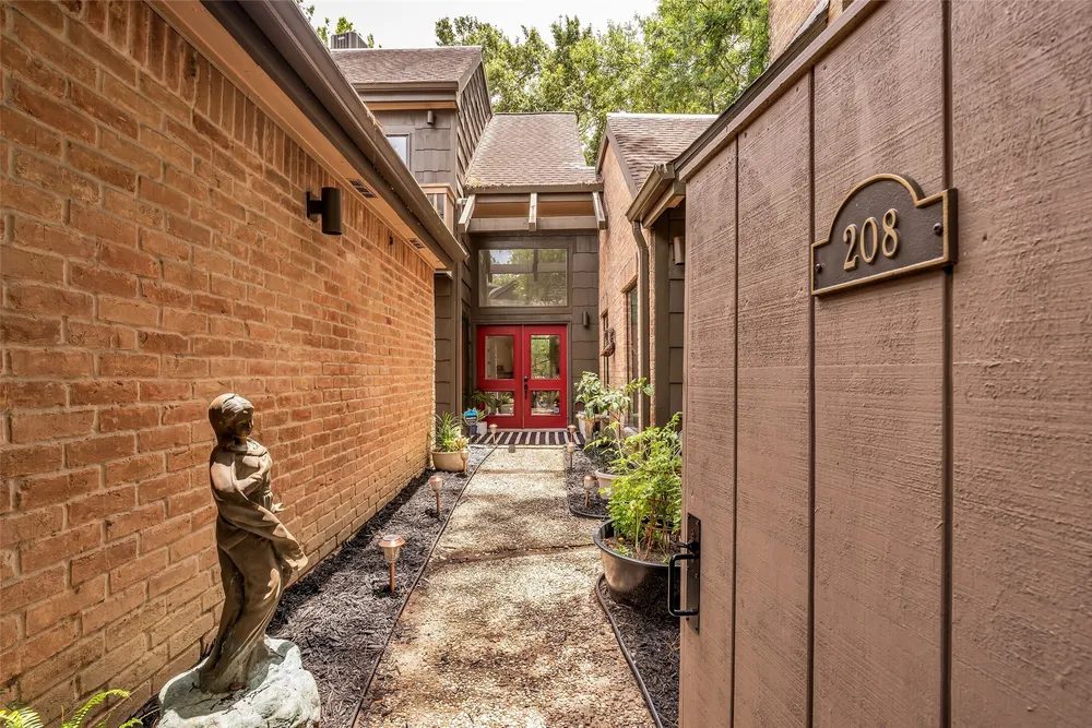 208 Sugarberry Circle, Houston, TX 77024