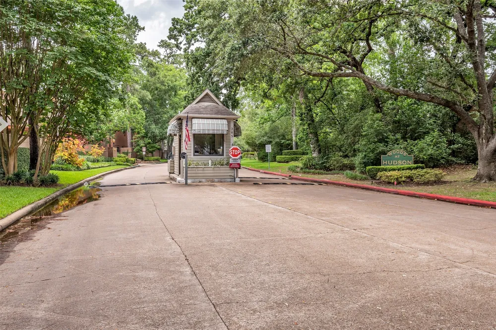 208 Sugarberry Circle, Houston, TX 77024