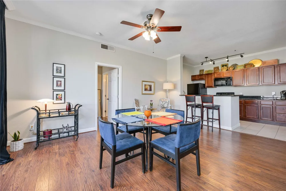 4515 Briar Hollow Pl, Houston, TX 77027