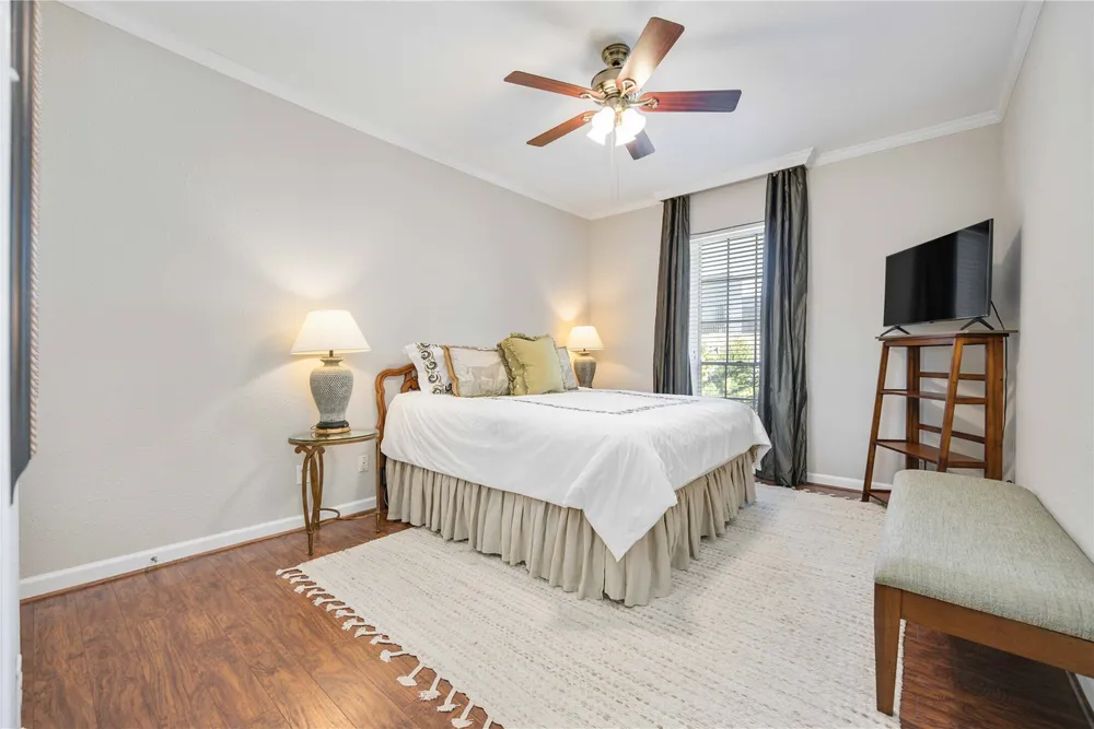 4515 Briar Hollow Pl, Houston, TX 77027