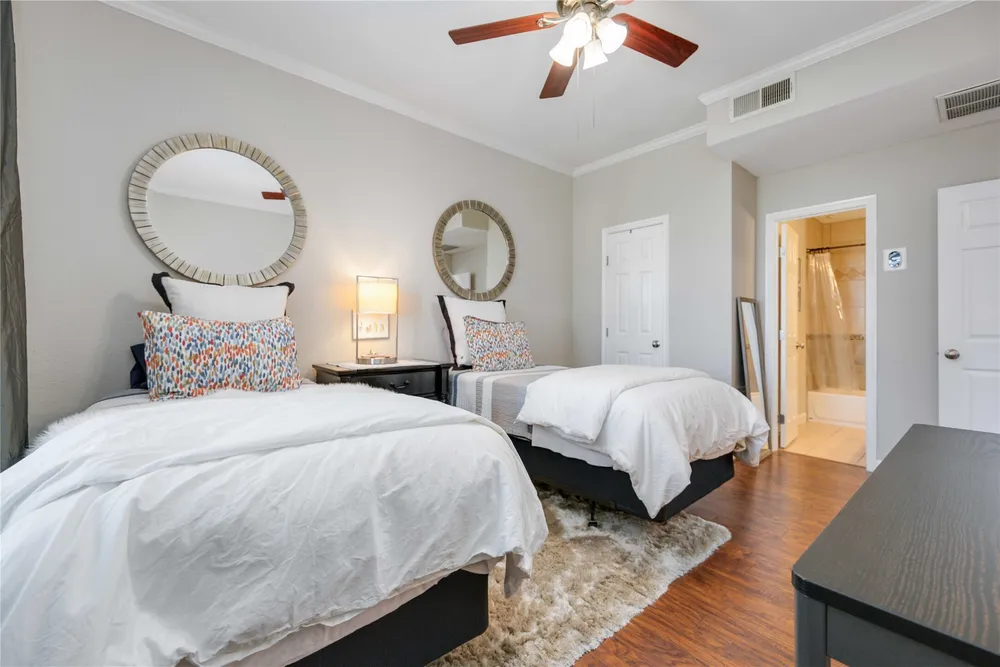 4515 Briar Hollow Pl, Houston, TX 77027