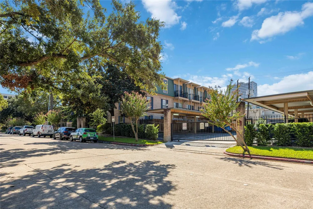 4515 Briar Hollow Pl, Houston, TX 77027