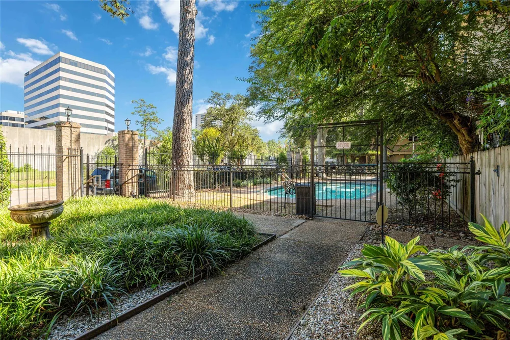 4515 Briar Hollow Pl, Houston, TX 77027
