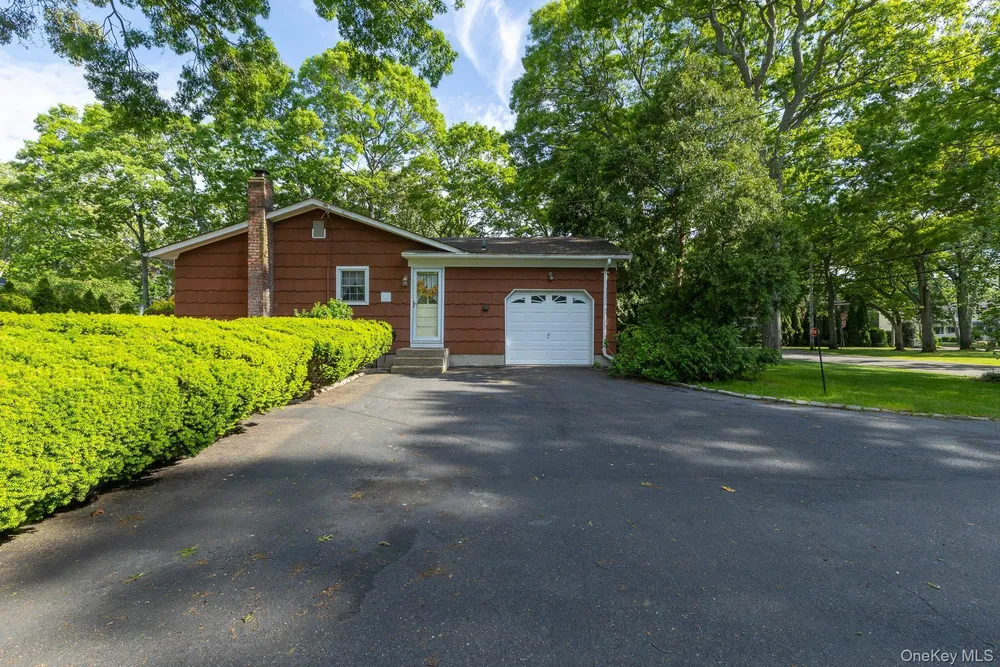 3 Boston Ave, Medford, NY 11763