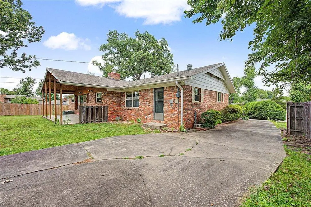 1308 Birch Dr, Rogers, AR 72758