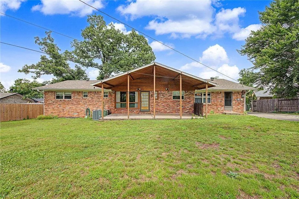 1308 Birch Dr, Rogers, AR 72758