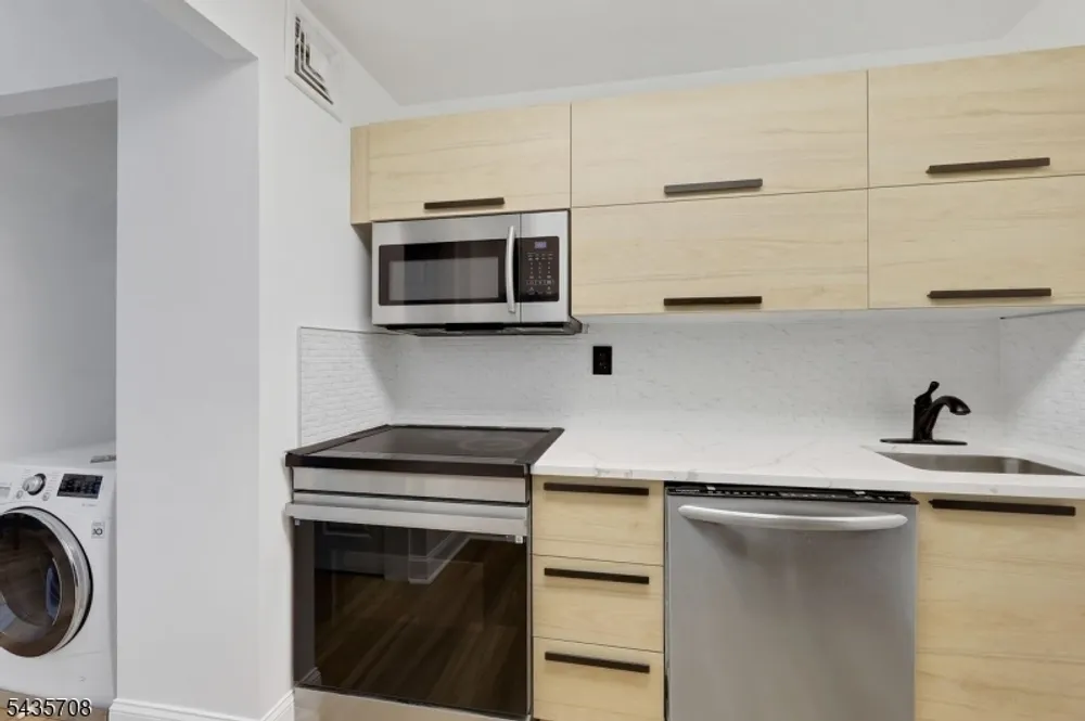 111 Mulberry St, Newark, NJ 07102
