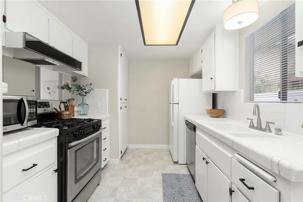 571 W Greenwood Ave, La Habra, CA 90631
