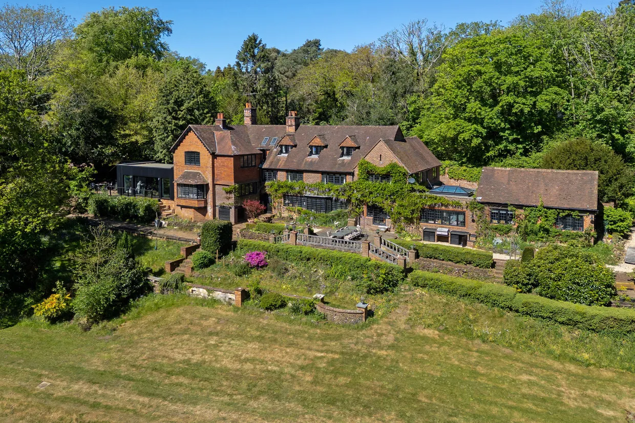 Tilford Road, Farnham, Surrey, GU9 photo 1