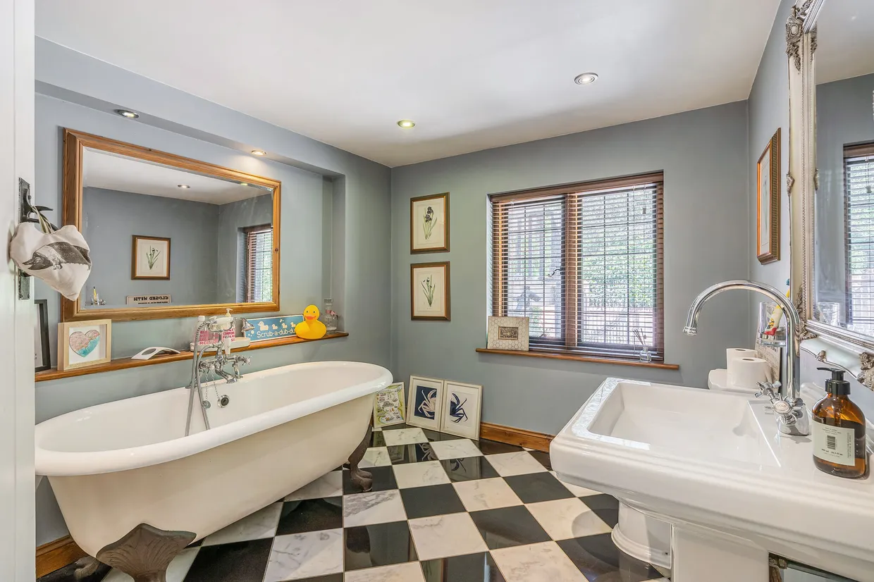 Tilford Road, Farnham, Surrey, GU9 photo 25