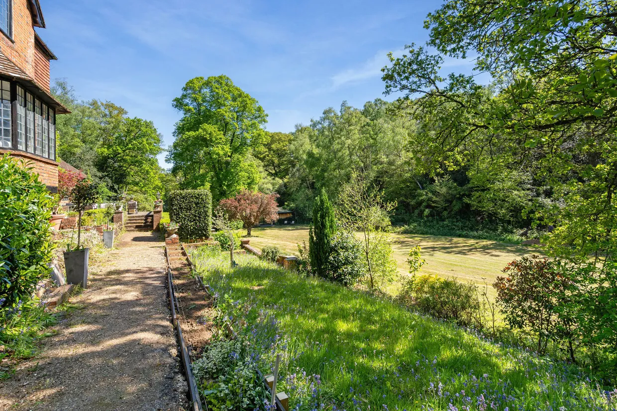 Tilford Road, Farnham, Surrey, GU9 photo 33