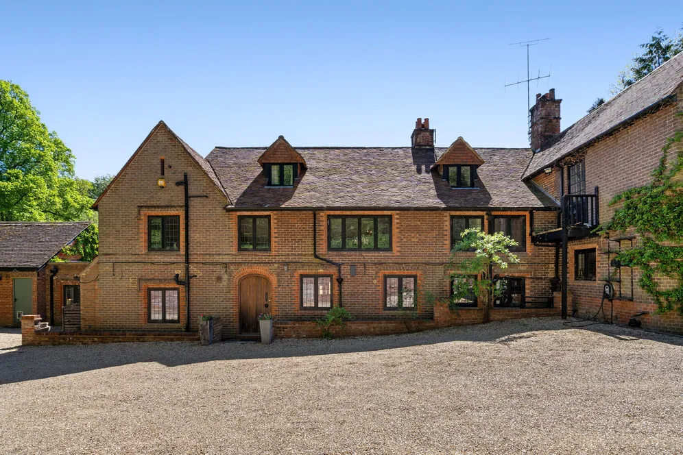 Tilford Road, Farnham, Surrey, GU9 photo 36