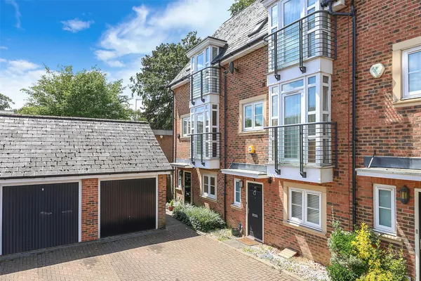 Caberfeigh Close, Redhill, Surrey, RH1