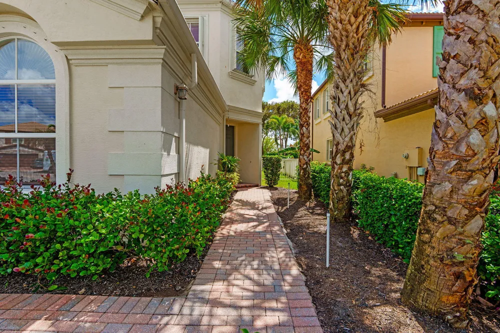 9723 Phipps Ln, Wellington, FL 33414