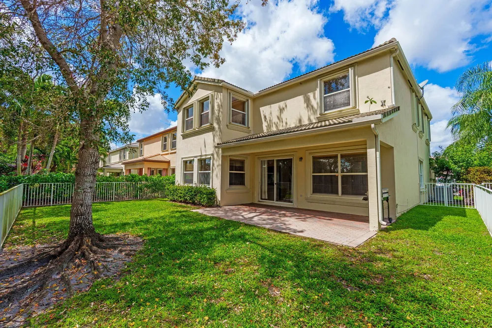 9723 Phipps Ln, Wellington, FL 33414