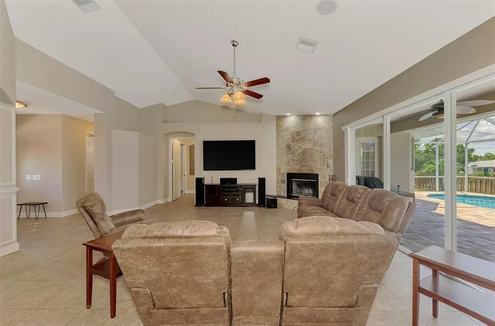 935 Graham Rd, Venice, FL 34293