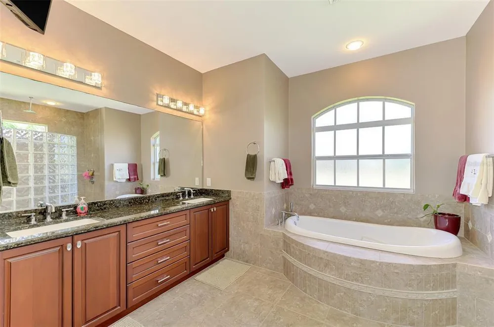 935 Graham Rd, Venice, FL 34293