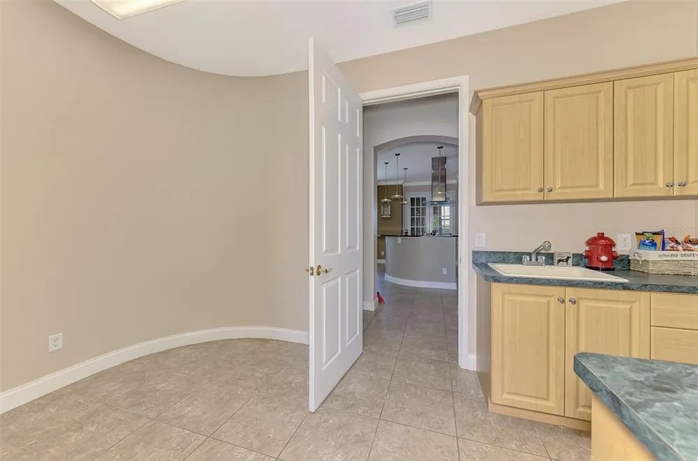 935 Graham Rd, Venice, FL 34293
