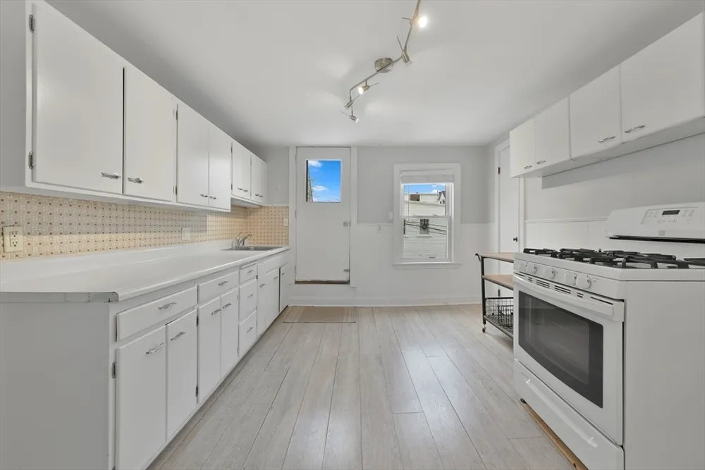 29 Green St, Boston, MA 02129