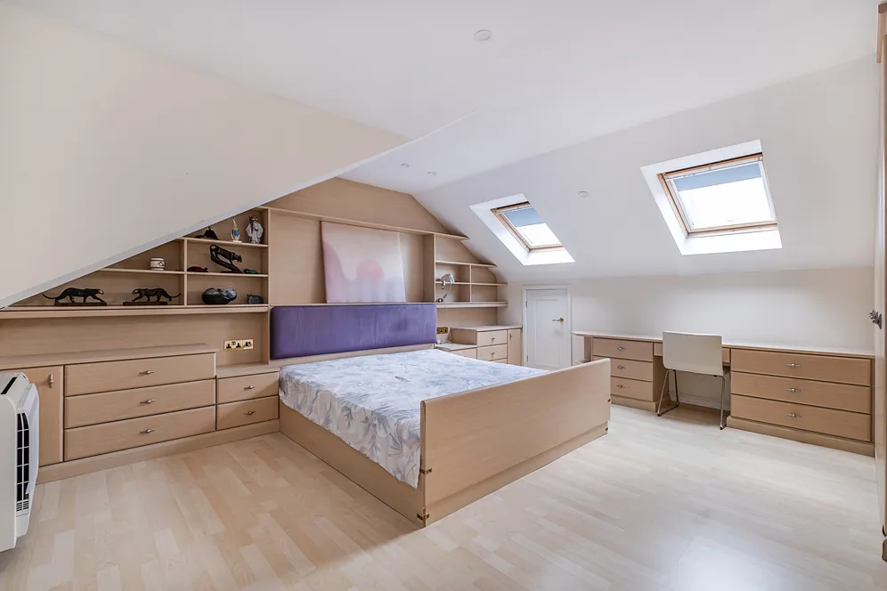Lincoln Avenue, London, SW19 photo 14