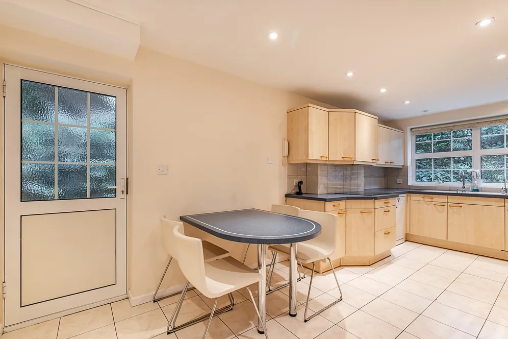 Lincoln Avenue, London, SW19 photo 32
