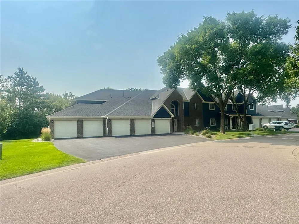 2575 Heritage Dr, Mendota Heights, MN 55120
