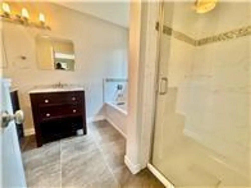 2575 Heritage Dr, Mendota Heights, MN 55120