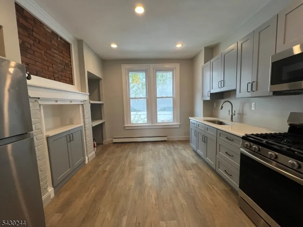 17 8th Ave, Newark, NJ 07104