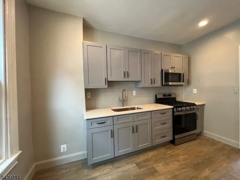 17 8th Ave, Newark, NJ 07104