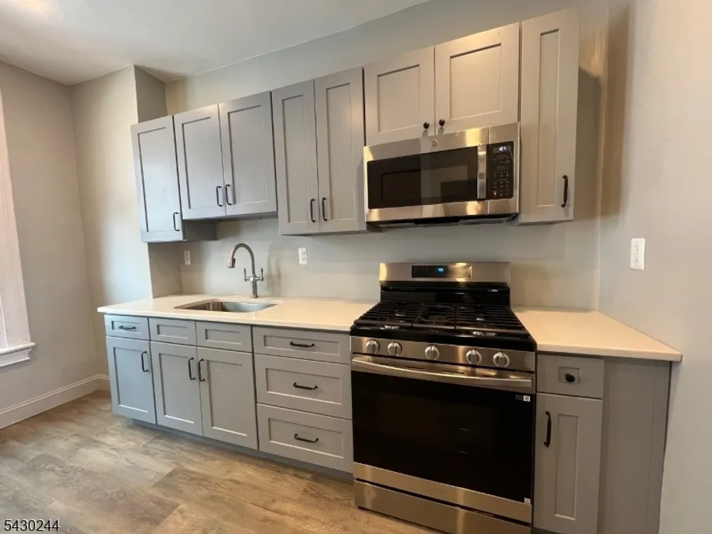 17 8th Ave, Newark, NJ 07104
