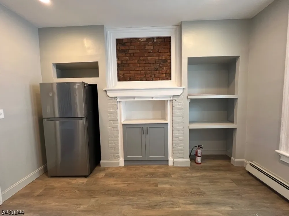 17 8th Ave, Newark, NJ 07104