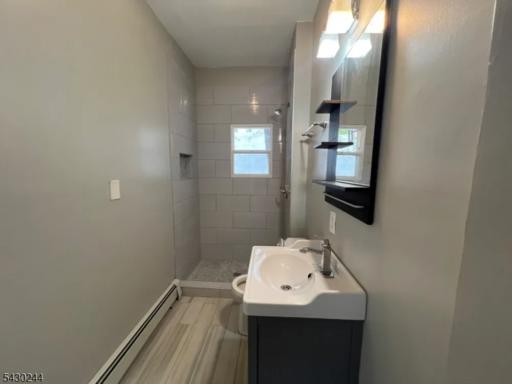 17 8th Ave, Newark, NJ 07104